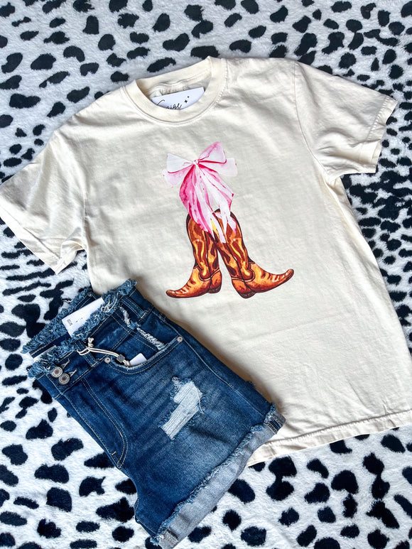 BOOTS & BOWS TEE (S-L)